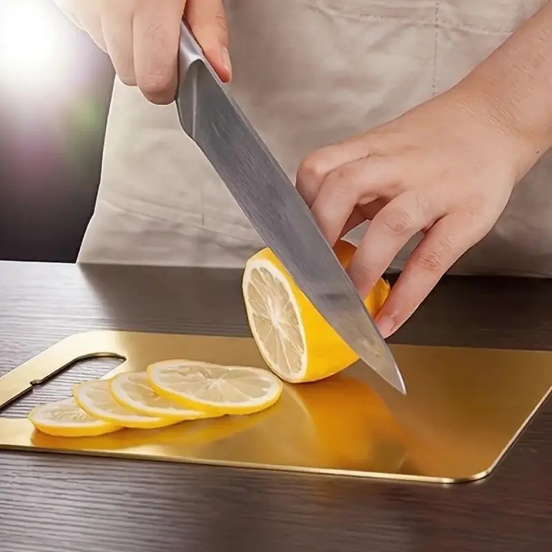 2025高级不锈钢砧板 - 双面重型食品级安全切菜板,圆润边缘和防滑底座设计,大号201不锈钢厨房切片板,适用于家庭和餐厅,洗碗机安全,卫生易清洁,耐用坚固表面适合切肉、蔬菜、奶酪片 - 厨师和家庭烘焙的理想选择, 肉类切割,蔬菜切片,专业厨师 商品详情 3