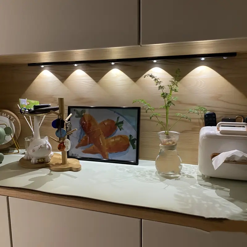 1个现代led感应柜灯，带磁吸usb充电，无线运动检测，超薄纤薄设计，3色可调led，适用于厨房、衣柜、浴室、展示柜的磁吸天花板/墙壁/床头照明——节能智能照明，带运动感应和usb供电操作 商品详情 6