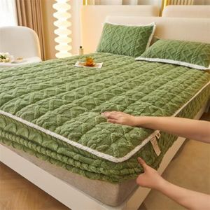 OMAMA HOME TEXTILE Heavy Taffeta Fitted Mattress Cover Set – 3-Piece, 1 Mattress Cover + 2 Pillowcases-Green