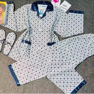 China Image quality ladies pajamas with bedroom slippers 