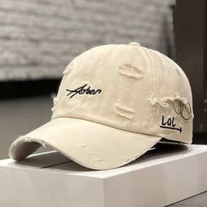 A White Stylish Men'S Baseball Cap With A Distressed Look, Featuring A Vintage American Design And Letter Details, Inspired By Korean Fashion., Suitable For Women