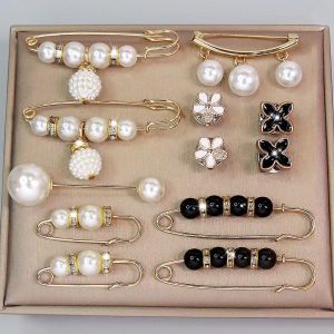 12 Pieces/Set Women's Pearl and Metal Waist Clip Pin - Adjustable Trousers/Shirts Decorative Brooch - Black/White