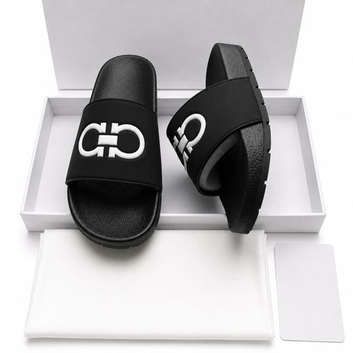 Fashion Slides / Slip-On Sandals